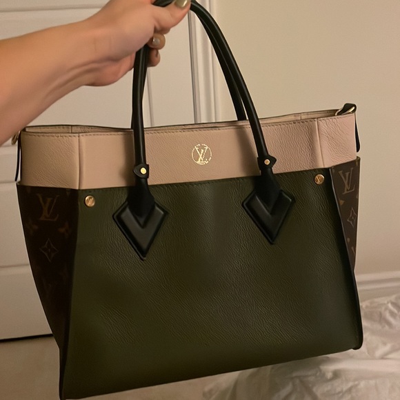 Louis Vuitton ON MY SIDE MM - Picture 2 of 5